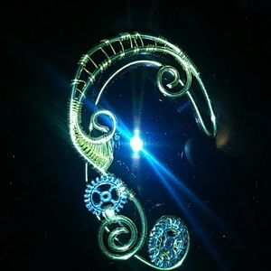 Wire wrapped earcuff